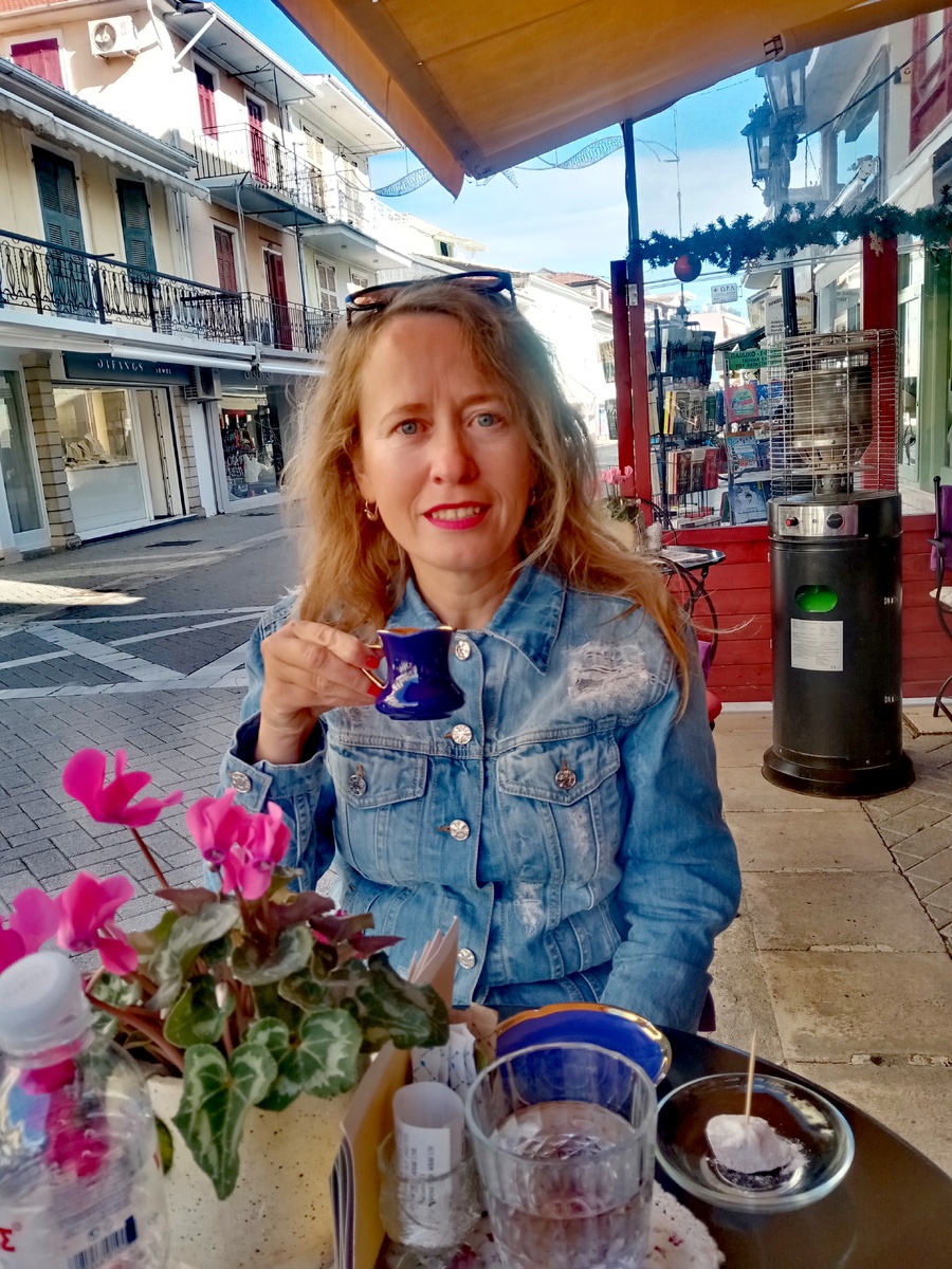 В греческой кофейне за чашкой кофе 