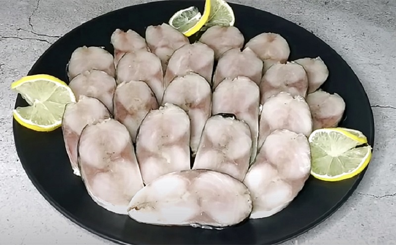 Малосольная скумбрия с чесноком: домашняя закуска, которая всегда под рукой