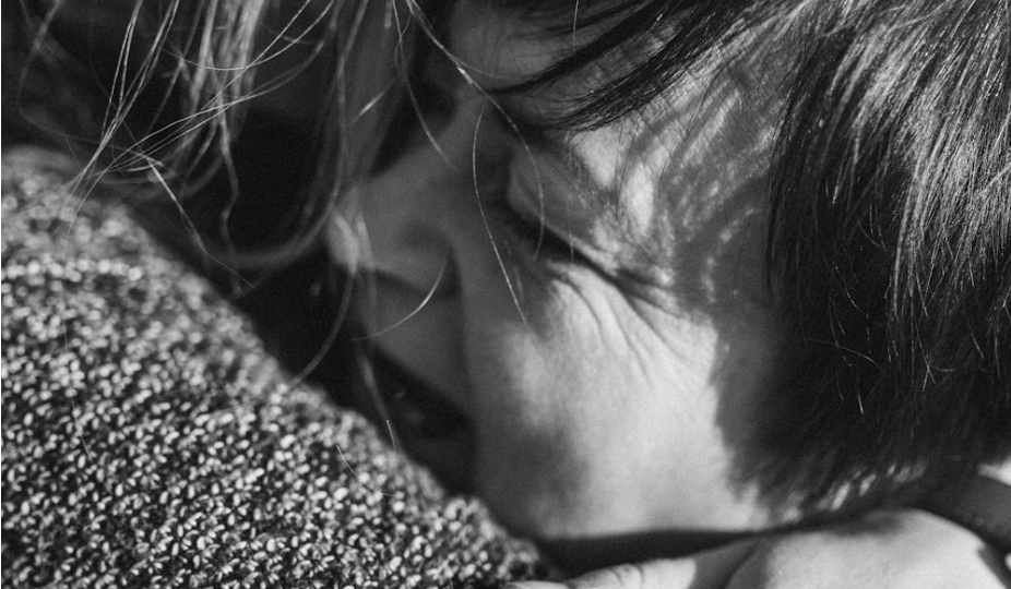 Должны ли родители делиться своими проблемами со взрослыми детьми? Где грань между близостью и обремением?