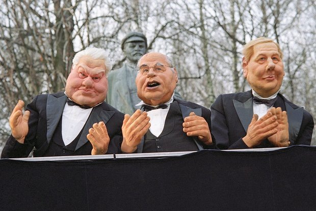 Источник: https://lenta.ru/comments/news/2001/04/11/dolls/