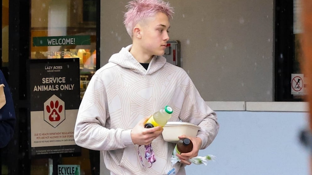 Сын Анджелины Джоли и Брэда Питта с розовыми волосами / Фото: actionpress