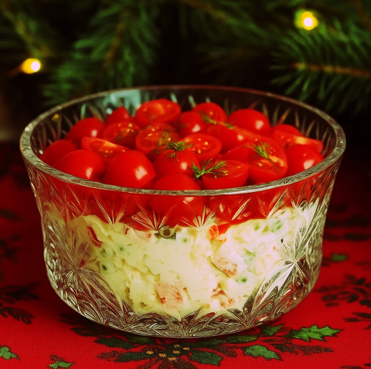  САЛАТ «КРАСНАЯ ШАПОЧКА»

ИНГРЕДИЕНТЫ:                                                                                                                                                     Курица отварная — 150 г
 Сладкий перец — 1 шт.
 Пекинская капуста (или любой листовой салат) — 150 г
Яйцо вкрутую — 1 шт.    Консервированный зелёный горошек — 2 ст. л.
 Помидоры — 150 г
 Укроп — несколько веточек
 Репчатый лук — 1 шт.
 Майонез — 5 ст. л.
 Соль — по вкусу

ПРИГОТОВЛЕНИЕ:
1. Мелко нарезать пекинскую капусту и выложить в миску.
2. Отварную курицу нарезать небольшими кусочками и добавить к капусте.
3. Сладкий перец нарезать мелкими кубиками.
4. Горошек отцедить от жидкости и высыпать в салат.
5. Измельчить яйцо и добавить в общую миску.
6. Лук мелко нарезать (лучше использовать сладкий сорт) и добавить в салат.
7. Посолить, заправить майонезом и хорошо перемешать. Переложить в салатницу и разровнять.
8. Помидоры нарезать небольшими кусочками, смешать с укропом и щепоткой соли.
9. Выложить томатную смесь сверху — это и будет «красная шапочка».

ПРИЯТНОГО АППЕТИТА!
  
