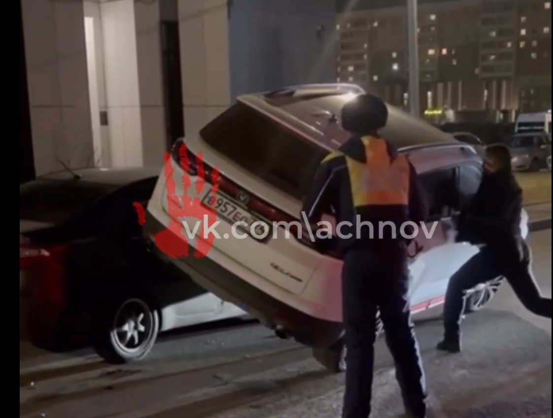 Выбивают окно внедорожника, чтобы вытащить пьяного лихача после погони