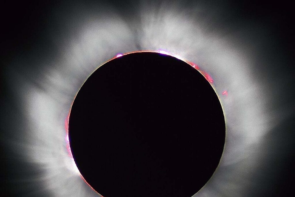 Солнечная корона, запечатлённая во время полного солнечного затмения 11 августа 1999 года / © commons.wikimedia.org/wiki/User:Lviatour