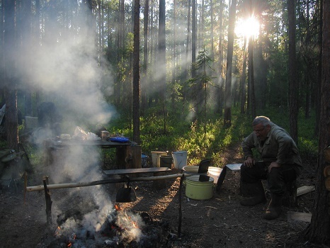 Фотографии Татьяны Немшановой. Осень таёжная.. Таёжное зимовье в тайге Крайнего Севера Западной Сибири ХМАО Югра Зауралье Приполярный Урал. Таежник у костра. Таёжное бытие.