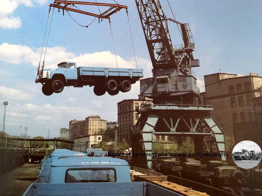 На площадке готовой продукции Завода имени Лихачева