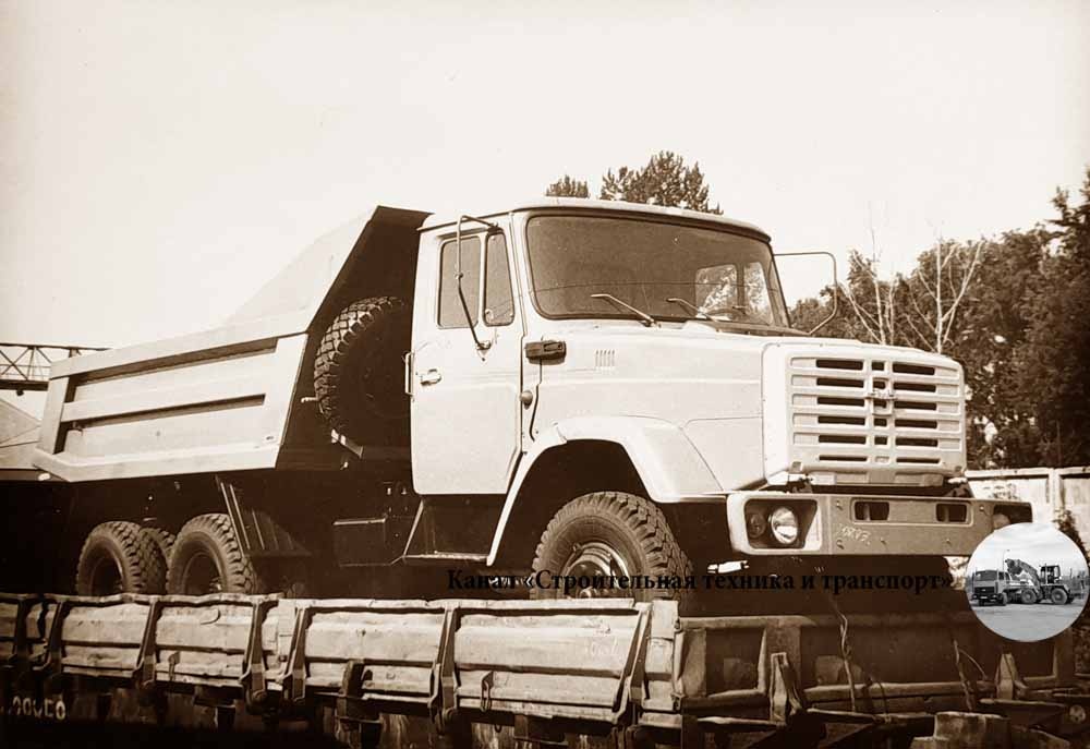 Снимок одного из многочисленных ЗИЛ-4514, перевозимых на железнодорожных платформах, сделан мной в окрестностях ЗИЛа в 1993 году