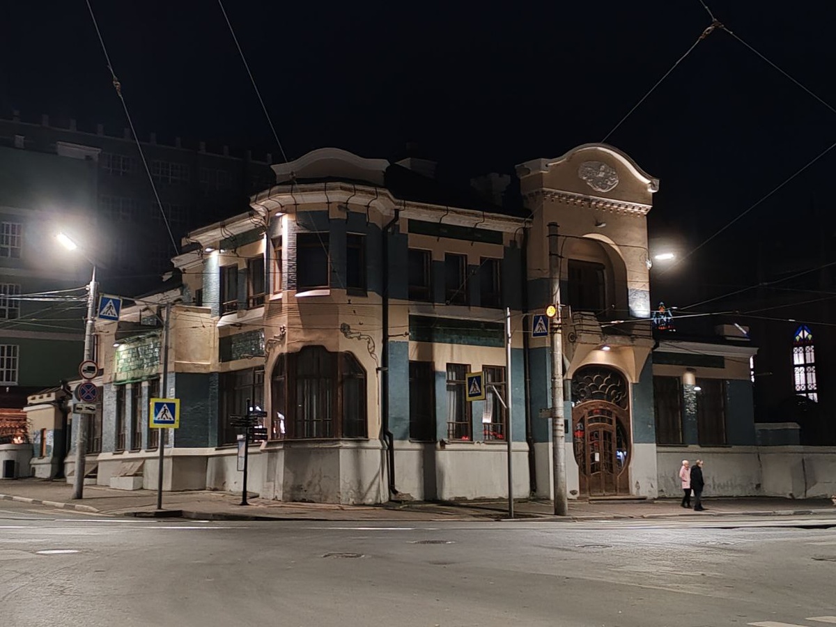 Музей модерна снаружи в ночи