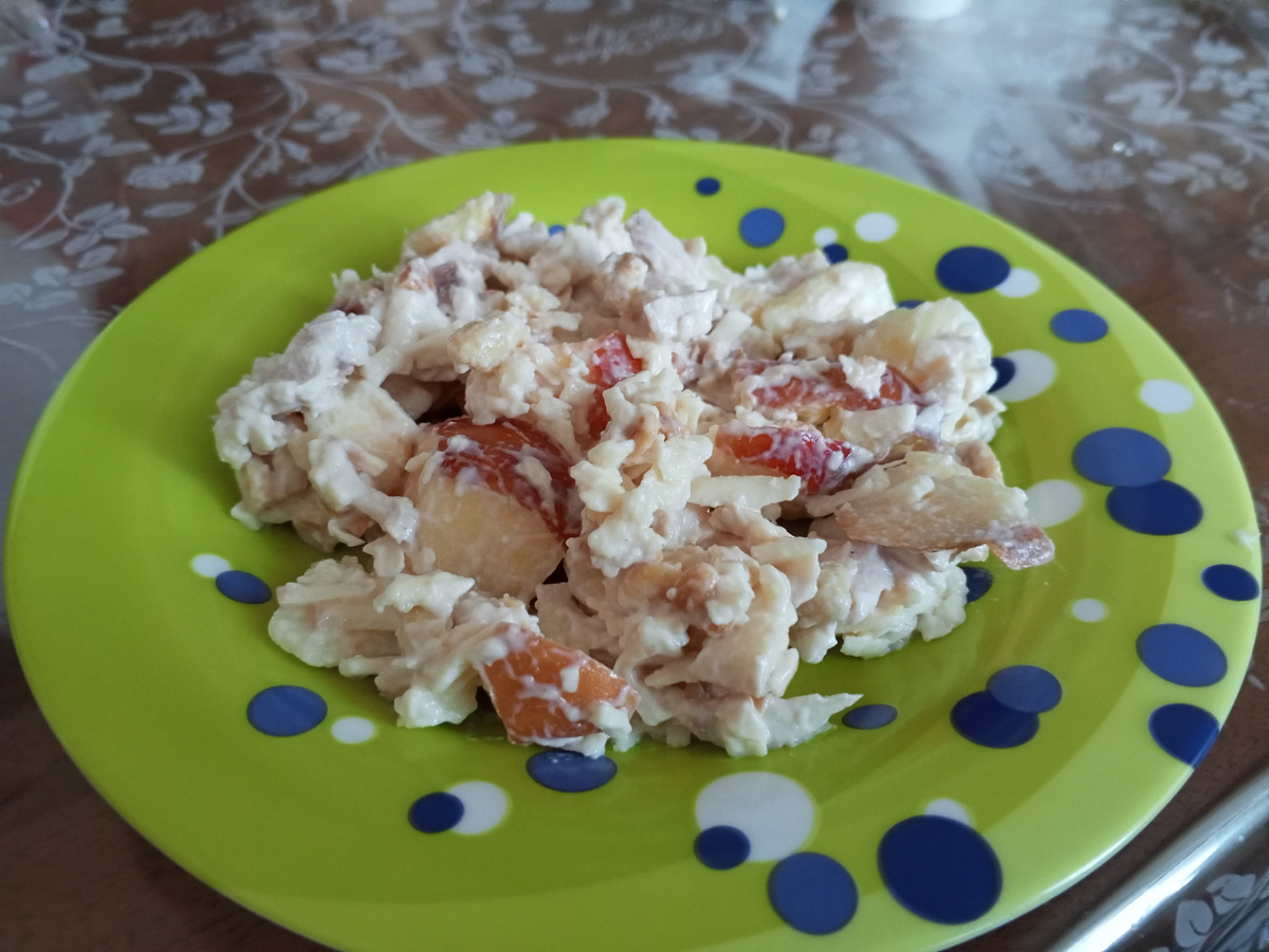 Салат: яблоки, куриная грудка, сыр, орехи, майонез.