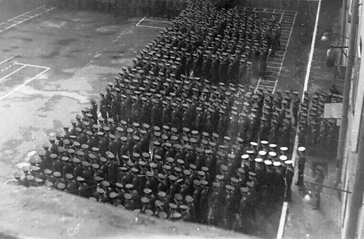 Фото (с pastvu.com) построения курсантов на плату училища, хорошо видно моряков… 