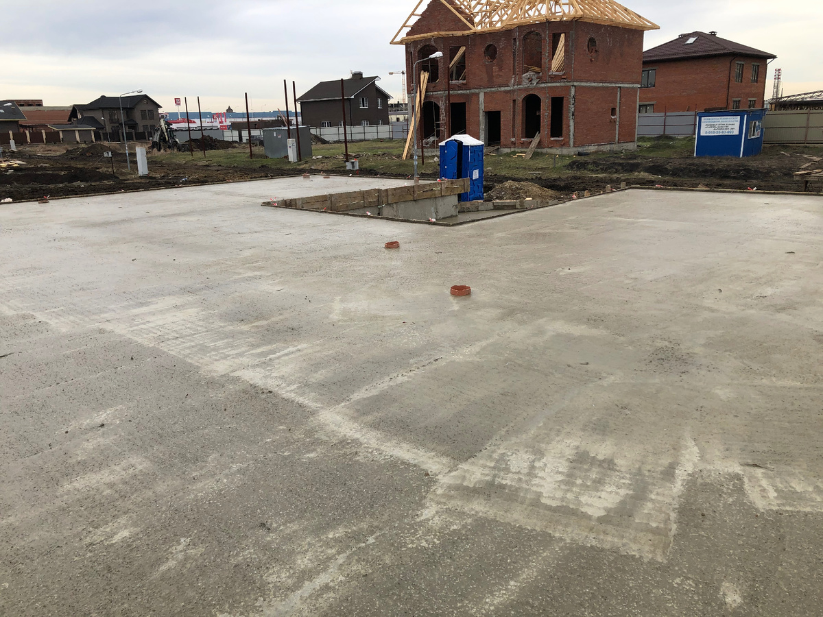 Железобетонная плита первого этажа после заливки – надежная основа готова.