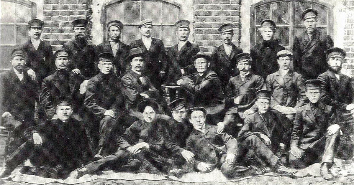 А.В. Киселев среди рабочих Торского завода (2-й ряд, 4-й слева). Фото из открытых источников.