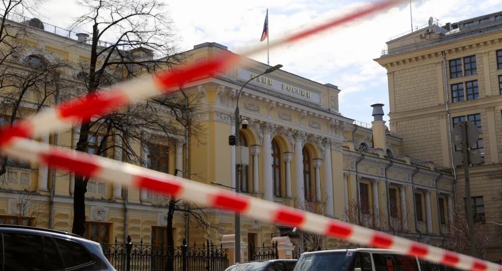 «Идем по краю»: в Госдуме рассказали о коллапсе в экономике из-за политики ЦБ