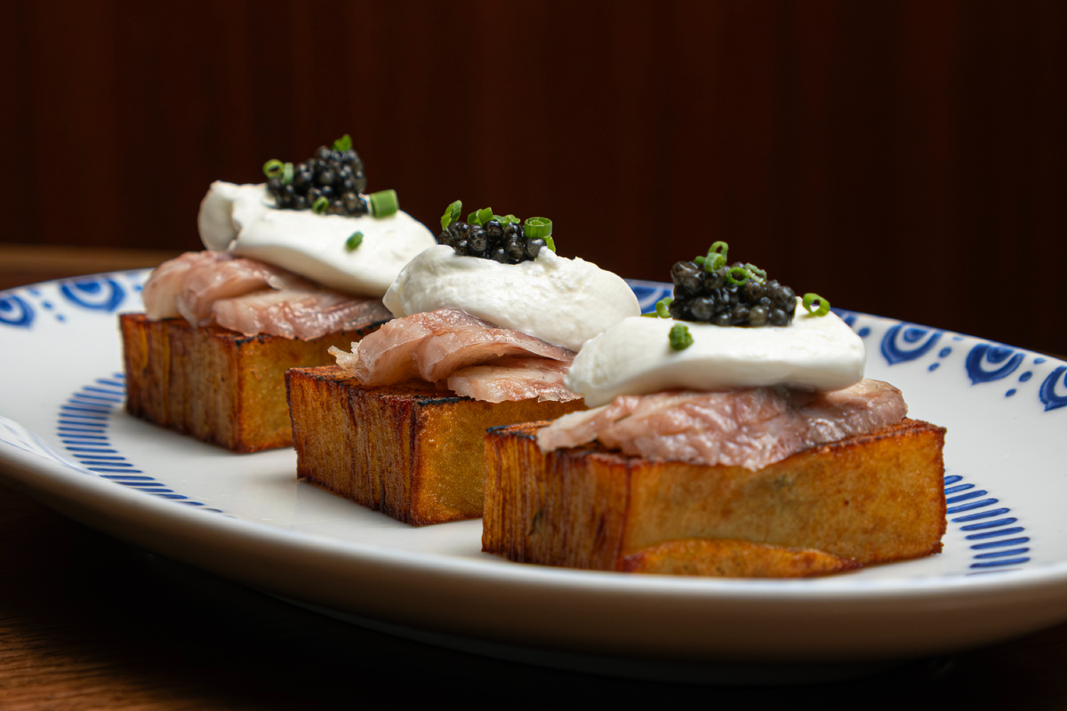 Балтийский угорь на картофельном гратене с черной икрой