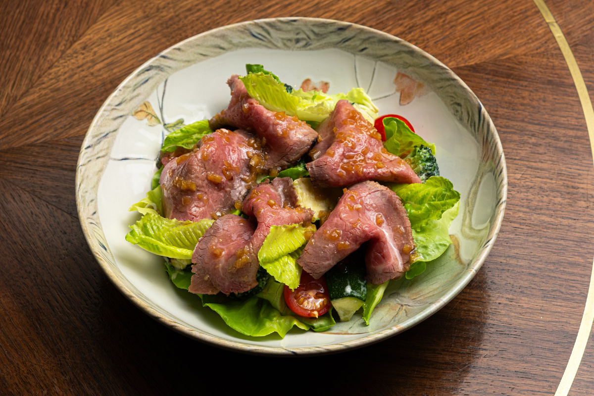 Салат с ростбифом, овощами-гриль и имбирной заправкой1