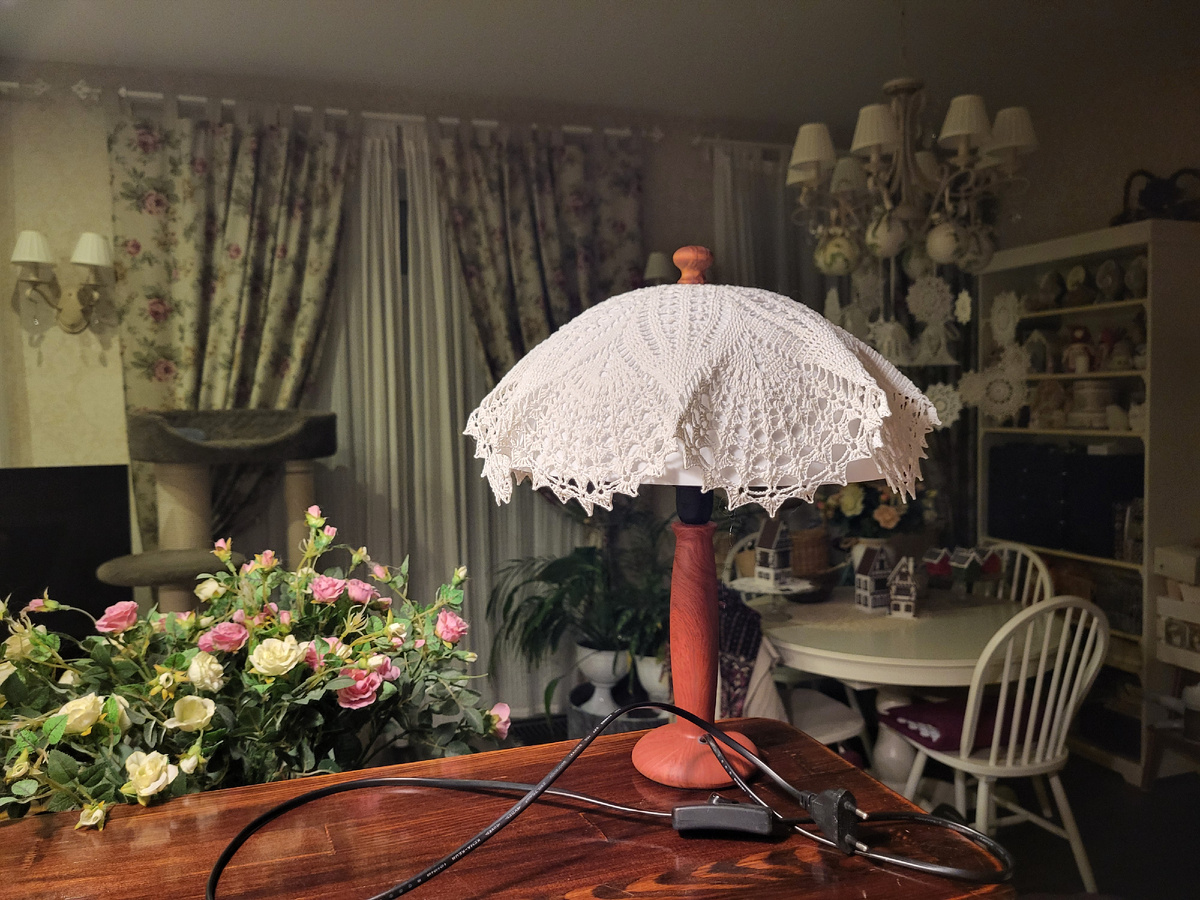 Настольная лампа с новой салфеткой - Снято ночью на кухне - фото автора Ольги Суховой.