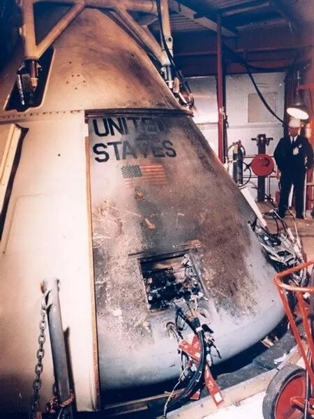 Командный модуль "Аполлон-1" после пожара