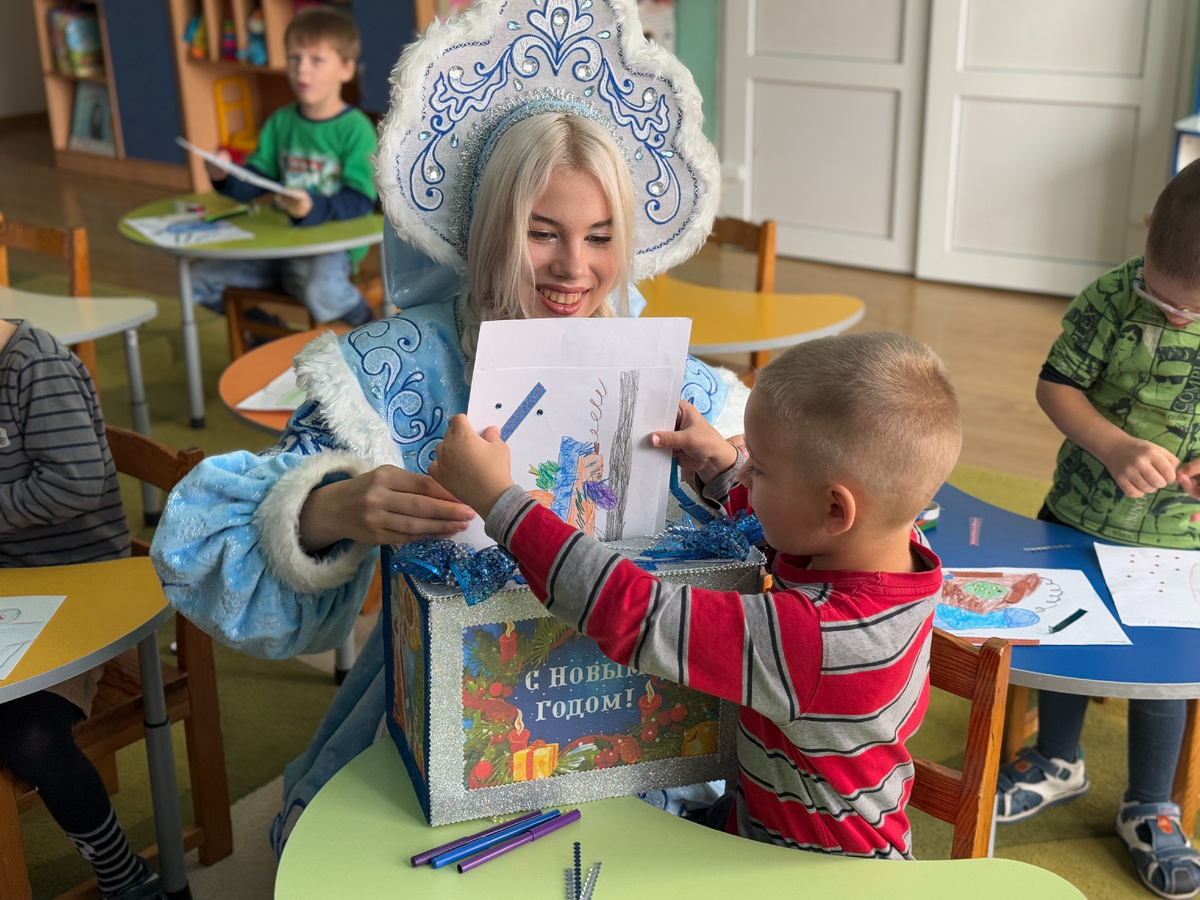 Снегурочка собирает письма сирот