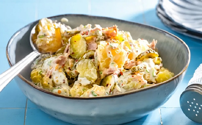 Салат с тунцом и горошком: быстрый ужин с ресторанным акцентом