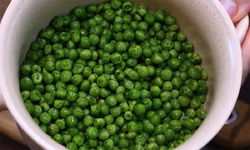 Салат с тунцом и горошком: быстрый ужин с ресторанным акцентом