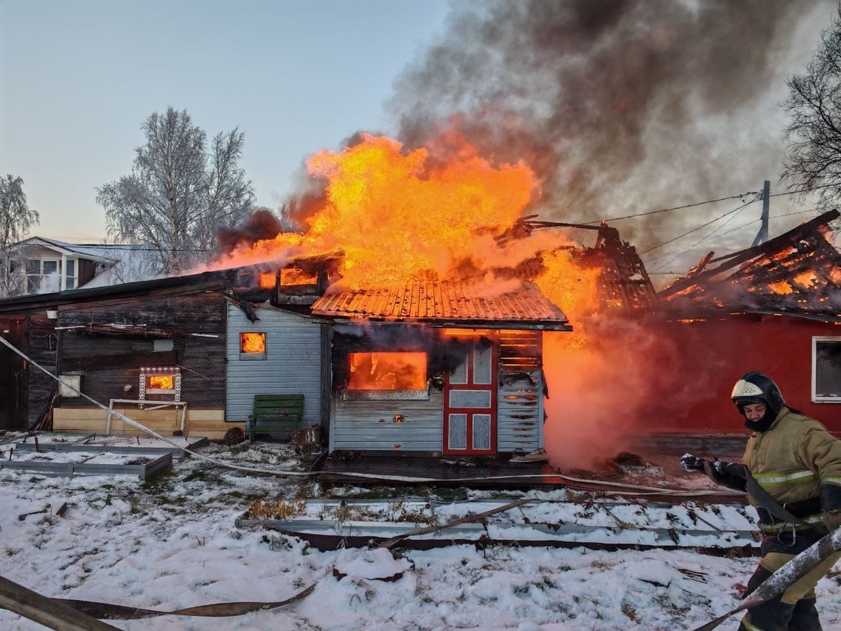   Утренний пожар в жилом доме в Кеми тушили 15 человек © Госкомитет по безопасности РК