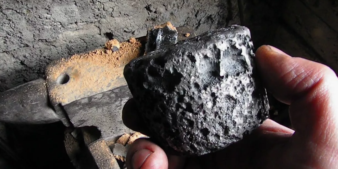 Случайность, зола и жара: так появился металл, который не ломался