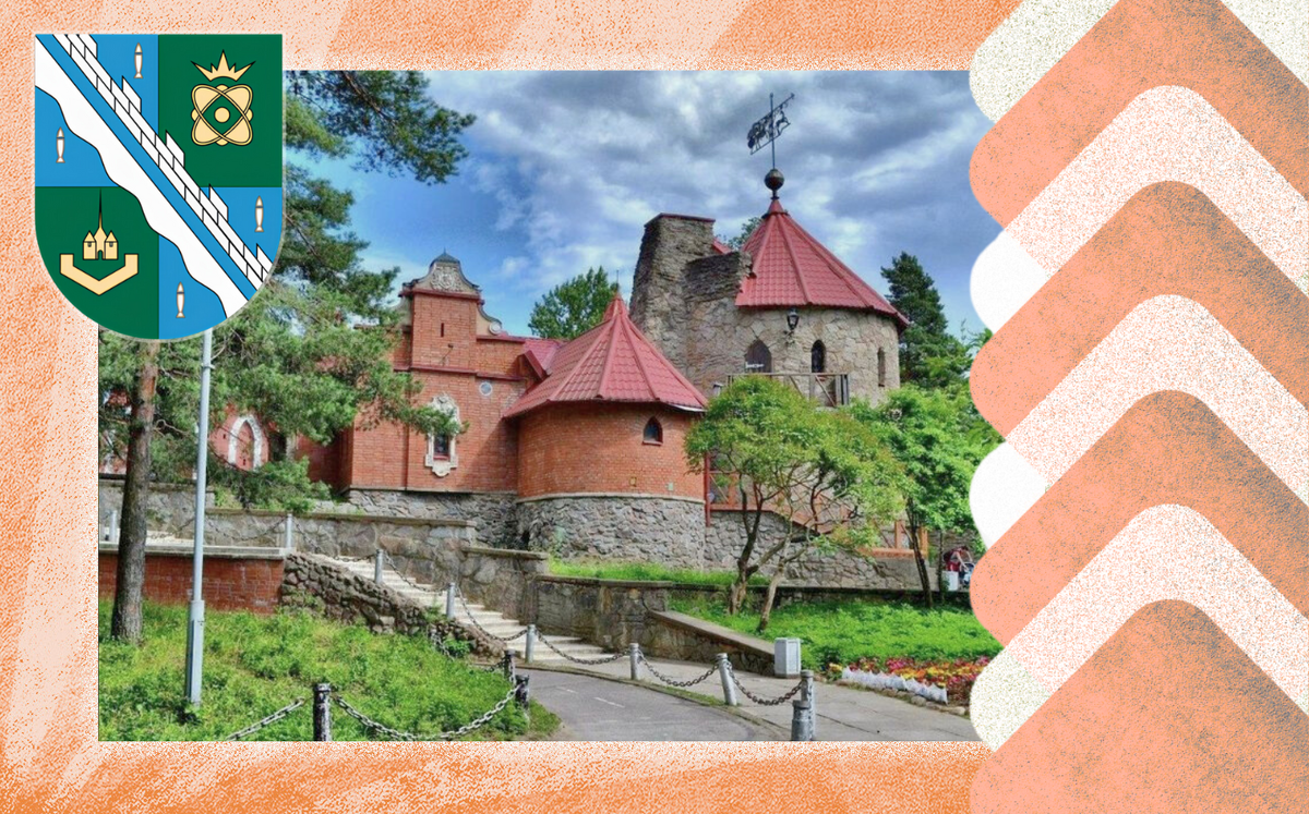 Герб города Соснового Бора и «Андерсенград». Источник: сайт Сосновоборского городского округа, Сайт МАУК «СПКиО» 