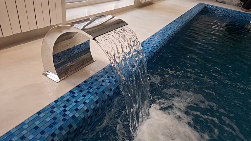 Водопад в бассейне