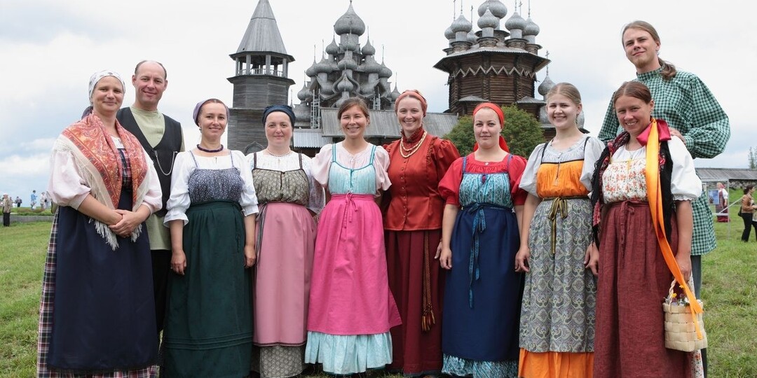 На двух стульях: этносы с двухуровневой этнической самоидентификацией.