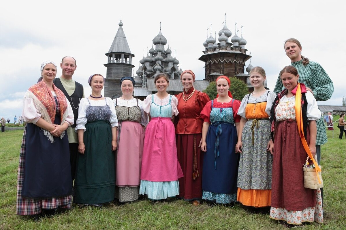 Группа  карел  в  традиционной  одежде