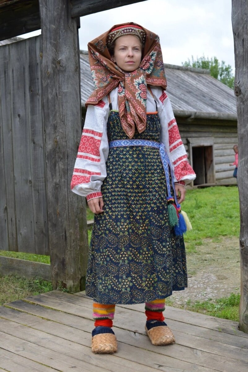 Женщина  в  традиционной  коми-пермяцкой  народной  одежде