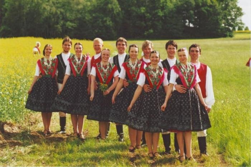 Группа  молодёжи  в  верхнелужицких  народных  костюмах