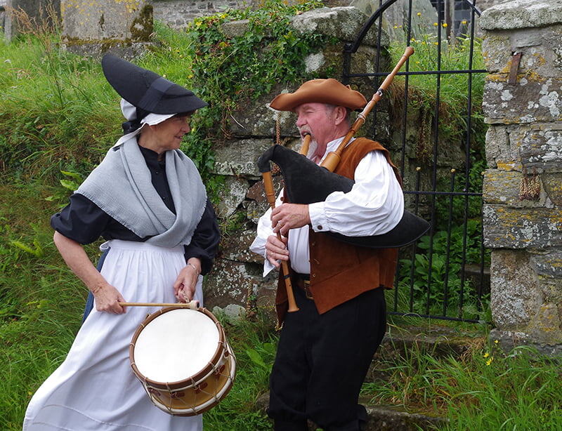 Корнцы  в  народной  одежде  исполняют  традиционную  народную  музыку