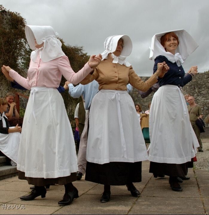 Женщины  в  традиционной  одежде  исполняют  корнский  народный  танец