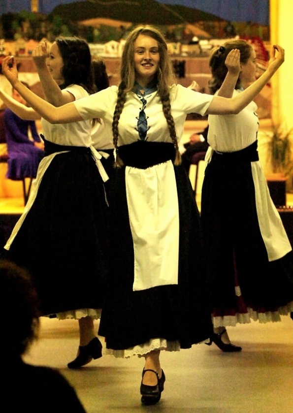 Девушки  в  традиционной  одежде  исполняют  мэнский  народный  танец