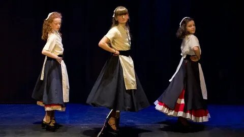 Мэнские  девочки  исполняют  традиционный  народный  танец