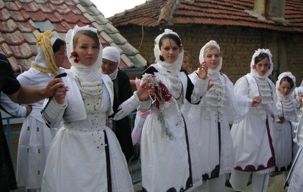 Рафчанские  девушки  исполняют  народный  танец