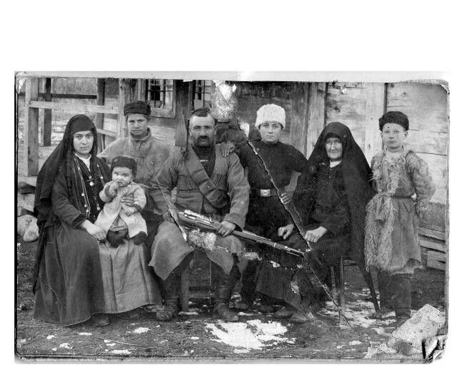 Бацбийская  семья (фото  начала  ХХ в.)