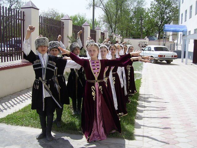 Детский  бацбийский  фольклорный  ансамбль