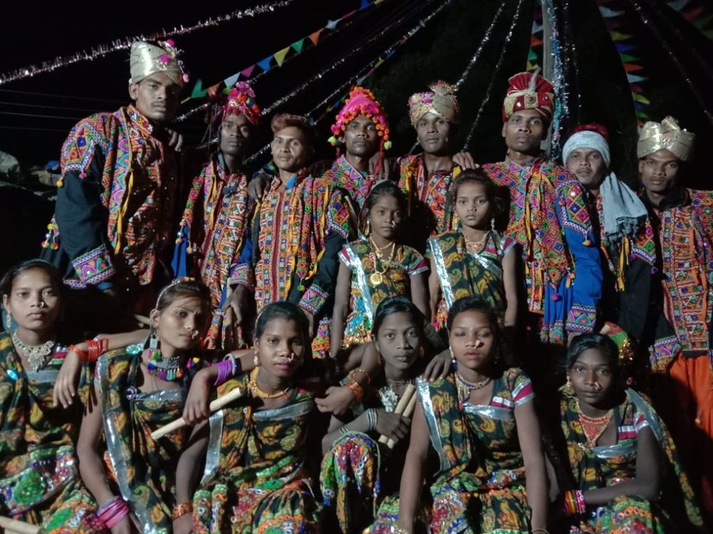 Группа  нихали  в  традиционной  одежде