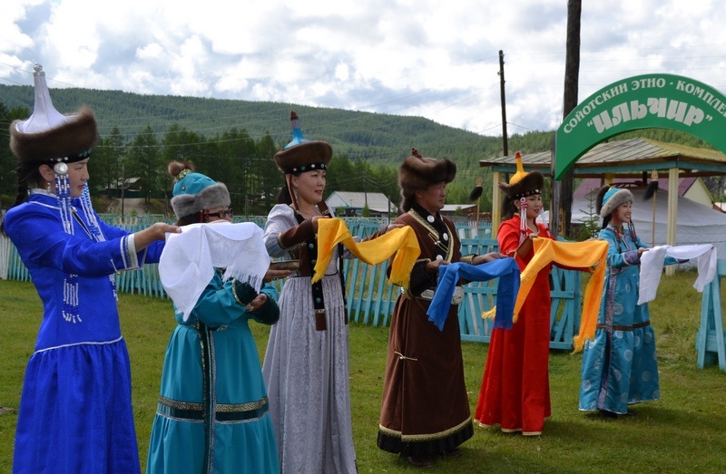 Сойоты  в  традиционной  праздничной  одежде