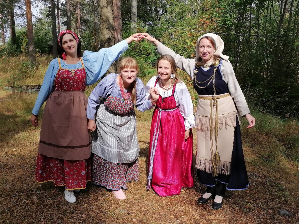 Карельские  женщины  в  традиционной  народной  одежде