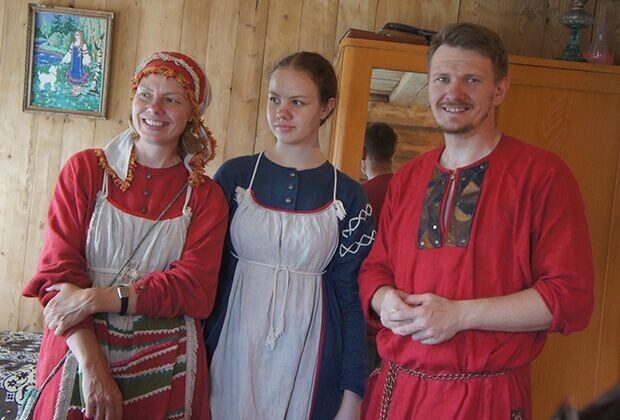 Семья  тверских  карел  в  традиционных  народных  костюмах