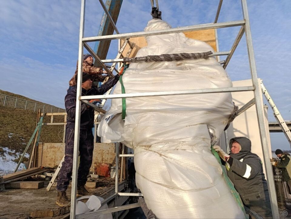    Арт-объект, символизирующий Обь. Источник: barnaul.org