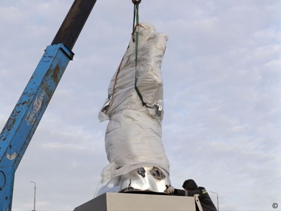    Арт-объект, символизирующий Обь. Источник: barnaul.org