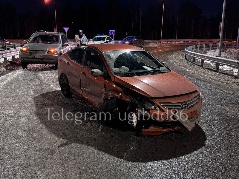    В Сургутском районе автомобиль врезался в ограждение