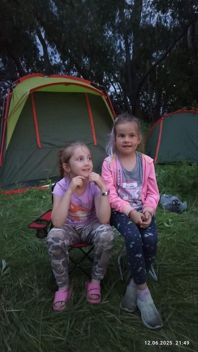 Девчули в кинотеатре под открытм небом восхищаются молниями. Фото автора.