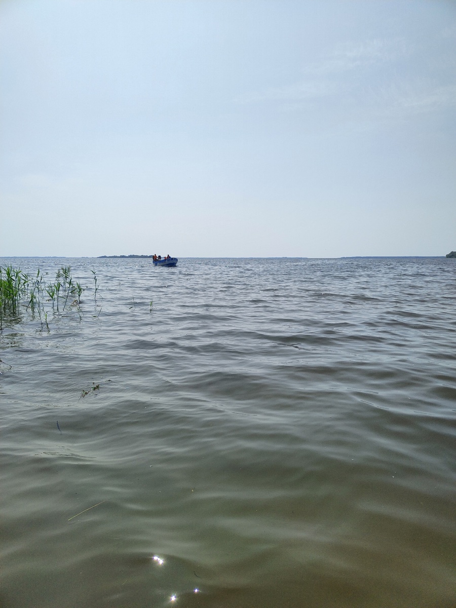 Ял "Кум" с бензином возвращается на остров.