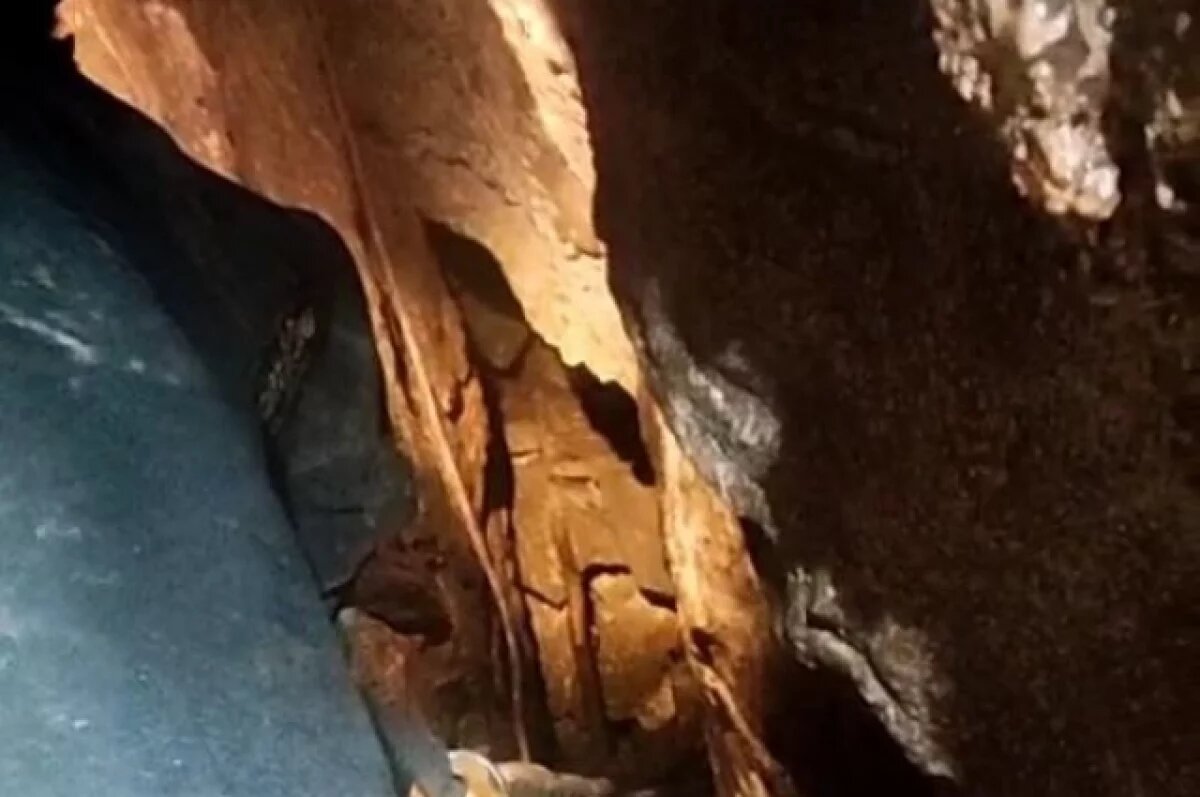    Спасатели обследовали глубокую пещеру