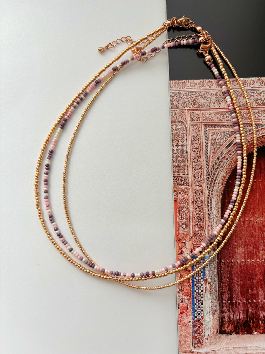 Чокеры из бисера – это универсальные украшения, которые легко сочетаются с различными стилями одежды.